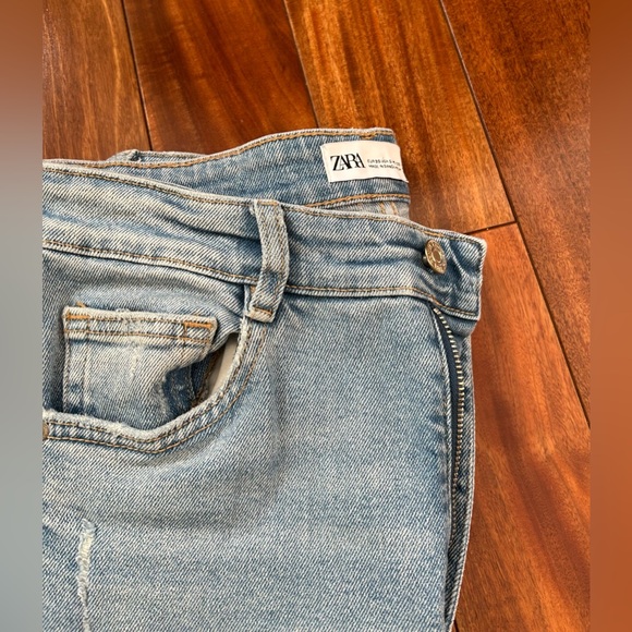 Zara Women’s Jeans Light Wash Distressed Straight skinny Denim- Size 6 - Picture 3 of 7